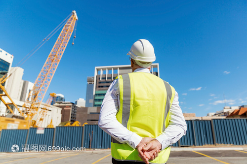 建筑工地的工程師建設(shè)者建筑工程師施工場景穿著安全背心